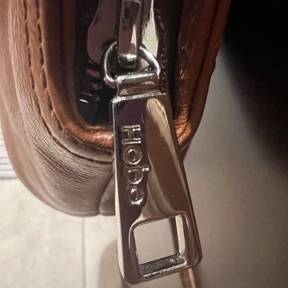 HOBO CLASSIC LEATHER SHOULDER BAG. BEAUTIFUL, CARAMEL COLOR, Multiple pockets. - Picture 7 of 12